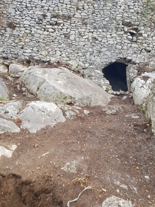 Immagine dei lavori di restauro del muro di contenimento posteriore della Rocca di Montecelio