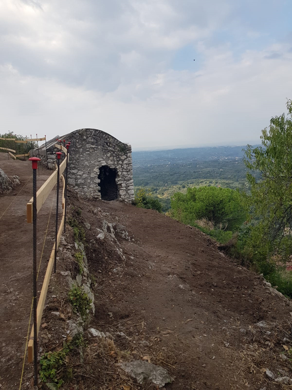Immagine dei lavori di restauro del muro di contenimento posteriore della Rocca di Montecelio