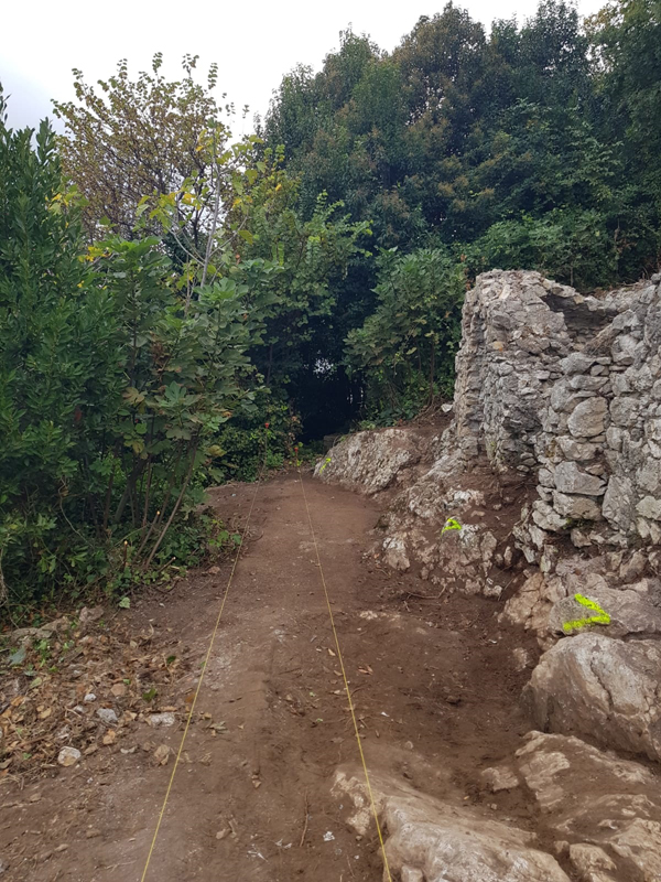 Immagine dei lavori di restauro del muro di contenimento posteriore della Rocca di Montecelio