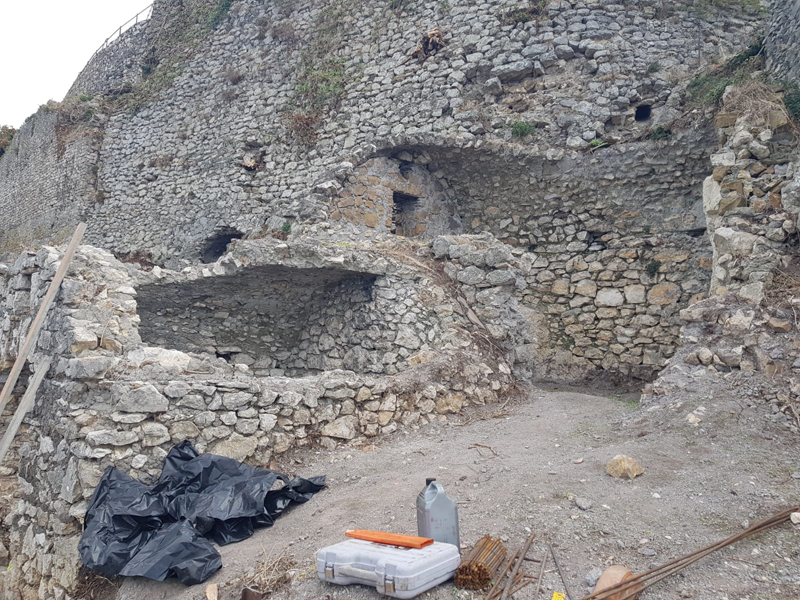 Immagine dei lavori di restauro del muro di contenimento posteriore della Rocca di Montecelio
