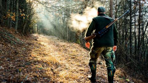 Fotografia di un cacciatore nel bosco Fotografia di un cacciatore nel bosco