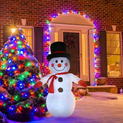 immagine di un pupazzo di neve vicino ad albero di natale decorato.