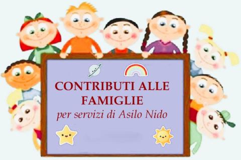 L’immagine mostra bambini intorno a una lavagna sorridenti.