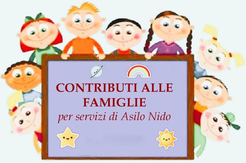 L’immagine mostra bambini intorno a una lavagna sorridenti.